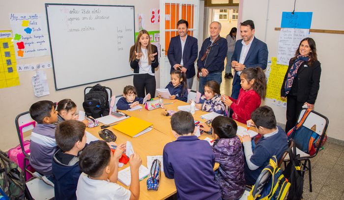 García Zalazar visitó la escuela Corrientes de San Martín (1)