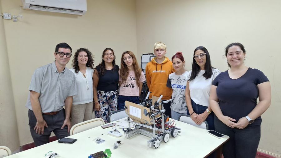 La escuela Abelardo Vázquez se prepara para la competencia First Tech Challenge