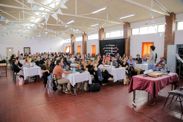 Docentes se capacitan en plataformas educativas que incorporan IA