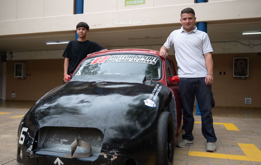 Estudiantes prepararon un auto para correr en competencias automovilísticas