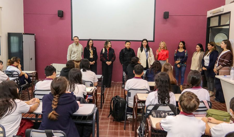 Comenzó el curso de enseñanza de chino para alumnos de escuelas primarias y secundarias