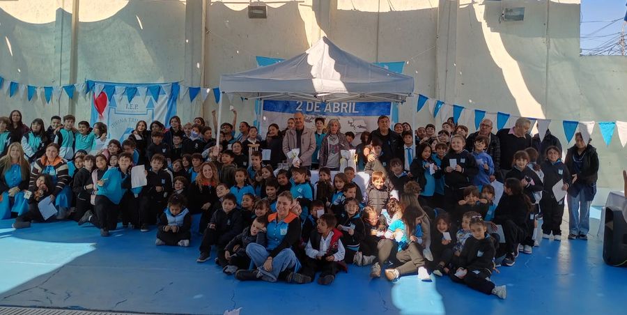 Malvinas en el corazón: emotivo encuentro con veteranos en el colegio Divina Trinidad