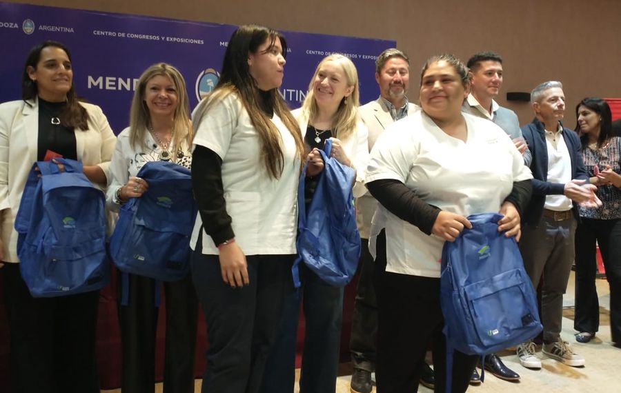 Educación Superior entregó material de enfermería a estudiantes de San Rafael