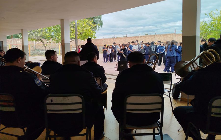 La Banda de Música de la Policía de Mendoza visitó la escuela Ernesto Sábato