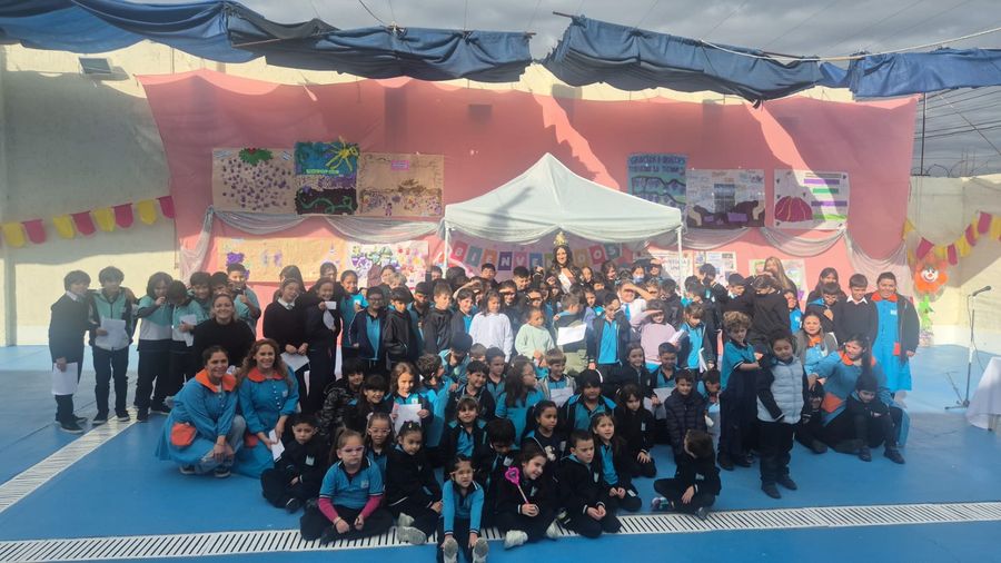 Emotiva visita de la Reina de la Vendimia de Maipú en la escuela Divina Trinidad