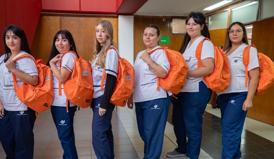 Continúa la entrega de mochilas técnicas para estudiantes de enfermería de la Zona Norte
