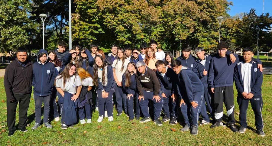 Alumnos del Instituto De Paolis obsequiaron material de lectura en el Parque Cívico