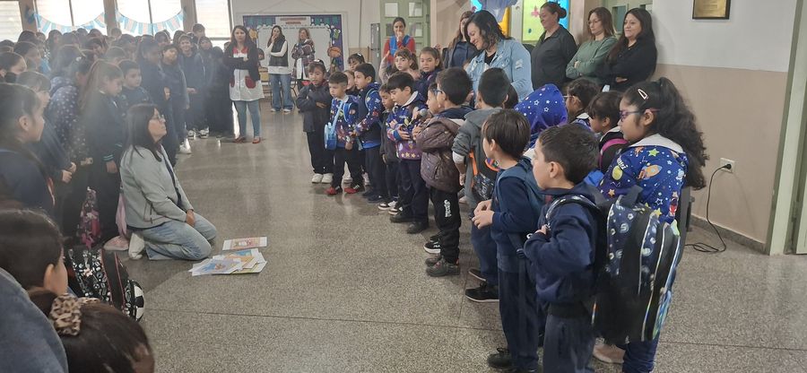 La lectura en eco transformó el ingreso escolar en un momento inolvidable