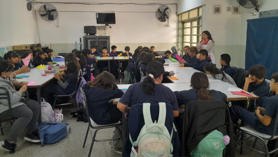 El vuelo de la palabra: emociones que enseñan en la escuela Independencia Argentina