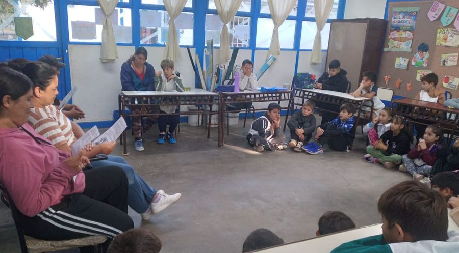 Una jornada especial unió a familias y estudiantes en torno a la lectura compartida