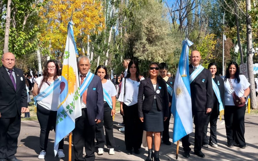Entrega de escarapelas en homenaje a los héroes de Malvinas