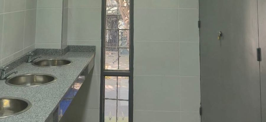 Infraestructura Escolar finalizó la renovación integral de los sanitarios de la Escuela Pablo Nogués