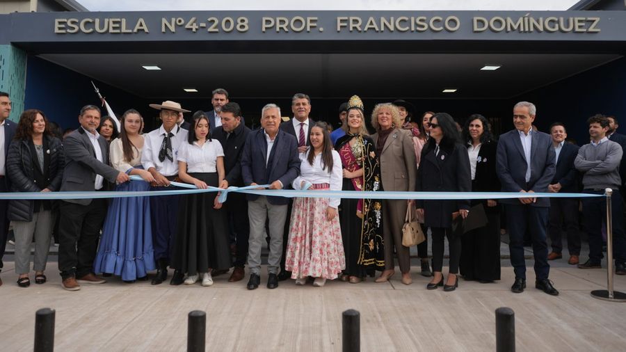 Cornejo inauguró en Junín una escuela construida en solo seis meses con un innovador sistema de edificación