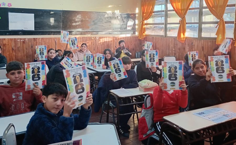 Estudiantes de la Escuela Antonino Giunta desarrollan el proyecto “Álbum de Figuritas Mundial 2026″