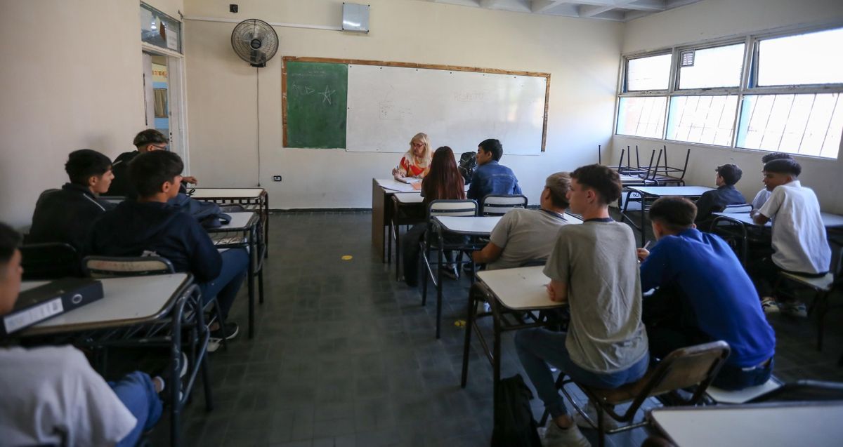 docentes - aulas- profesor de secundaria- estudiantes - aula - concurso de traslado- Trámite