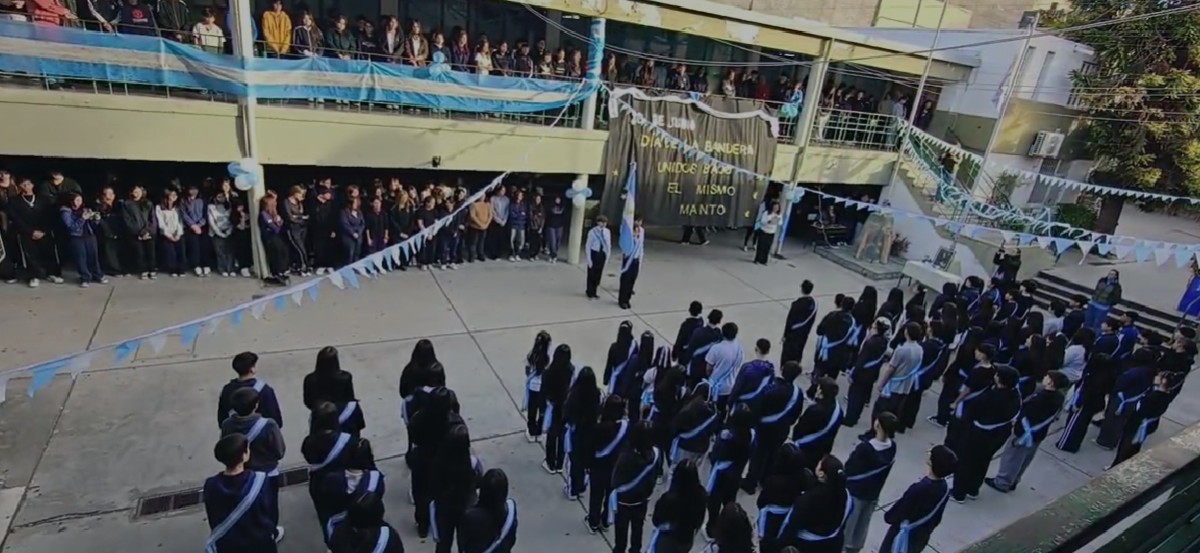 estudiantes- patio- escuela- acto de la bandera