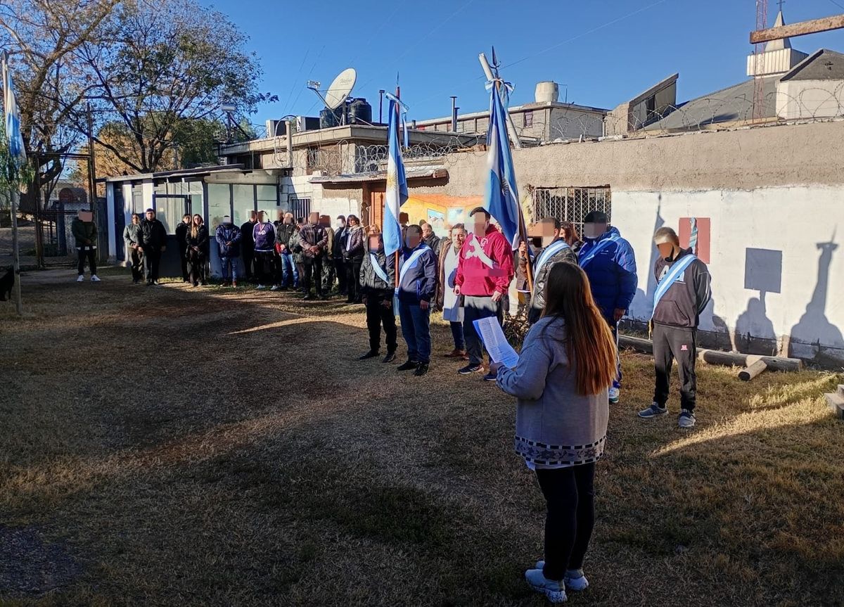 Estudiantes del Complejo de Alojamiento Permanente El Borbollón celebraron el Día de la Bandera (1) Complejo de Alojamiento Permanente El Borbollón - Celebraron el Día de la Bandera
