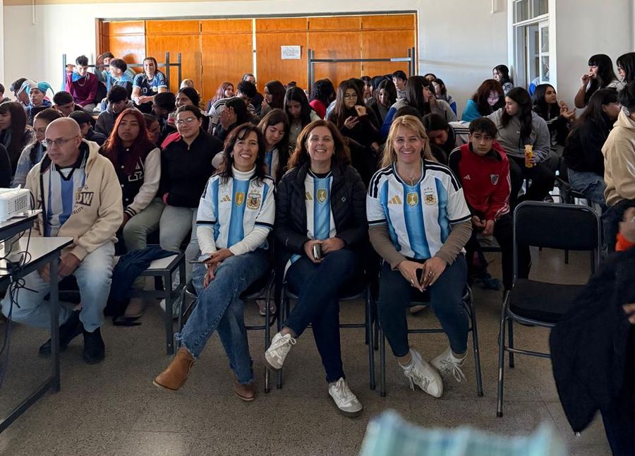 El Gobierno Escolar llegó hasta San Rafael para observar el partido de Argentina con alumnos de una escuela secundaria
