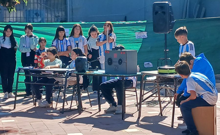 La escuela «Libertador de los Andes» impulsa un proyecto de radio para fortalecer la comunicación asertiva