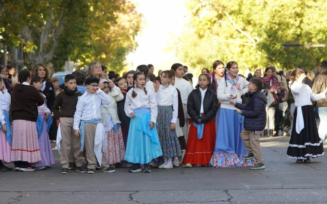 La escuela IRIS de San Rafael realizó la 9na edición del pericón inclusivo Agitando Pañuelos