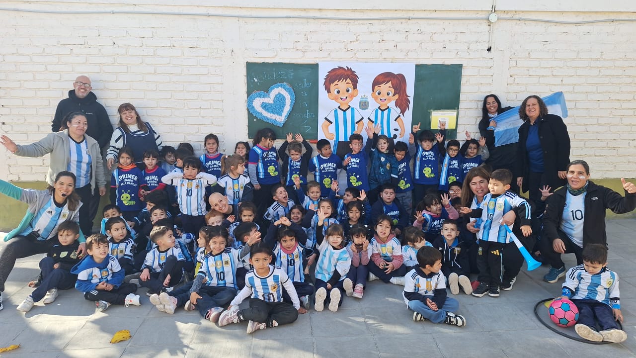 escuelas comenzaron con las actividades pedagógicas vinculadas al Mundial (5) ornamentación- escuela- docentes- estudiantes