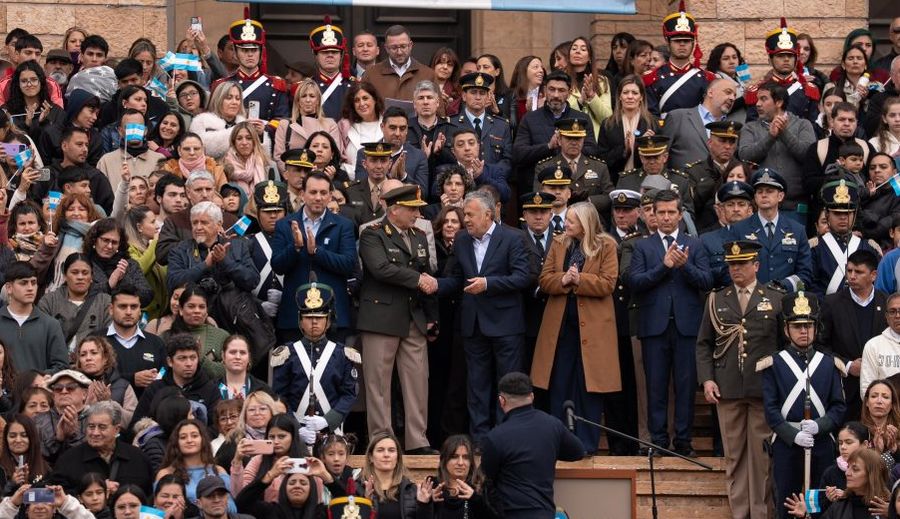 Más de 700 estudiantes mendocinos prometieron lealtad a la Bandera en un emotivo acto encabezado por Cornejo