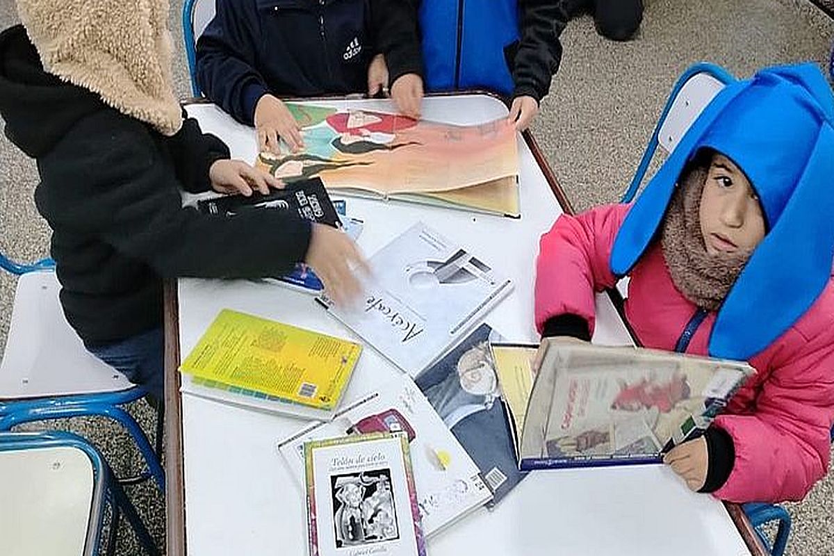 Estudiante-aula- actividad escolar con libros