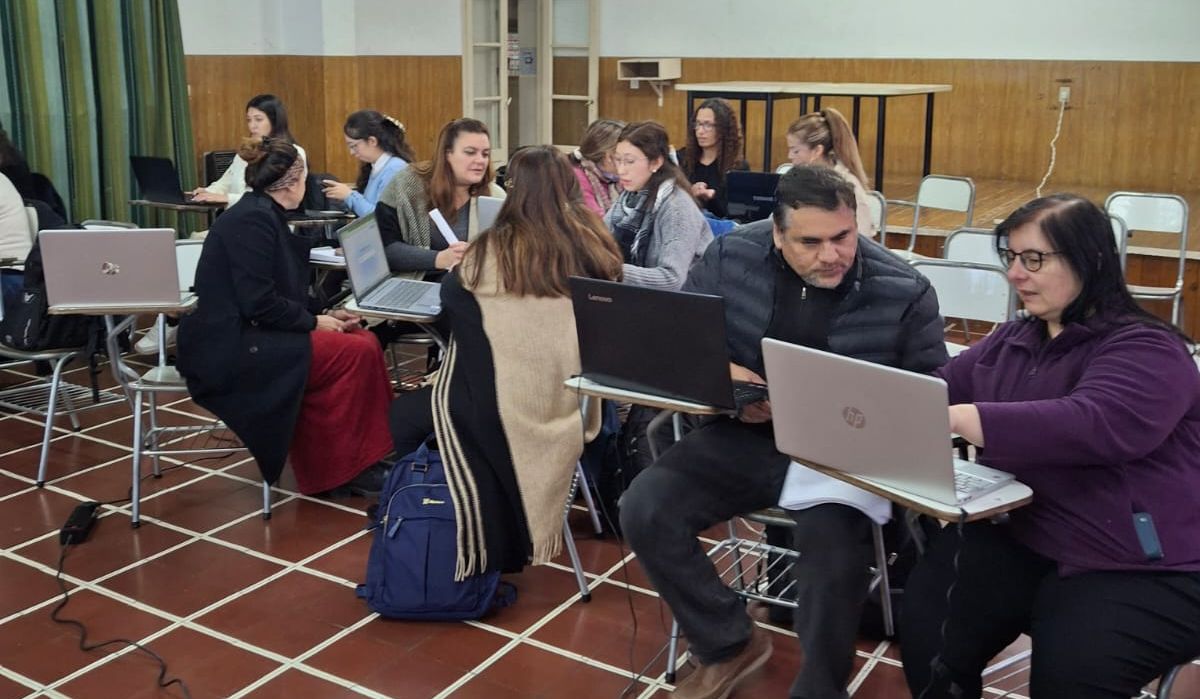 estudiantes - computadoras - tecnologías - talleres- innovación educativa