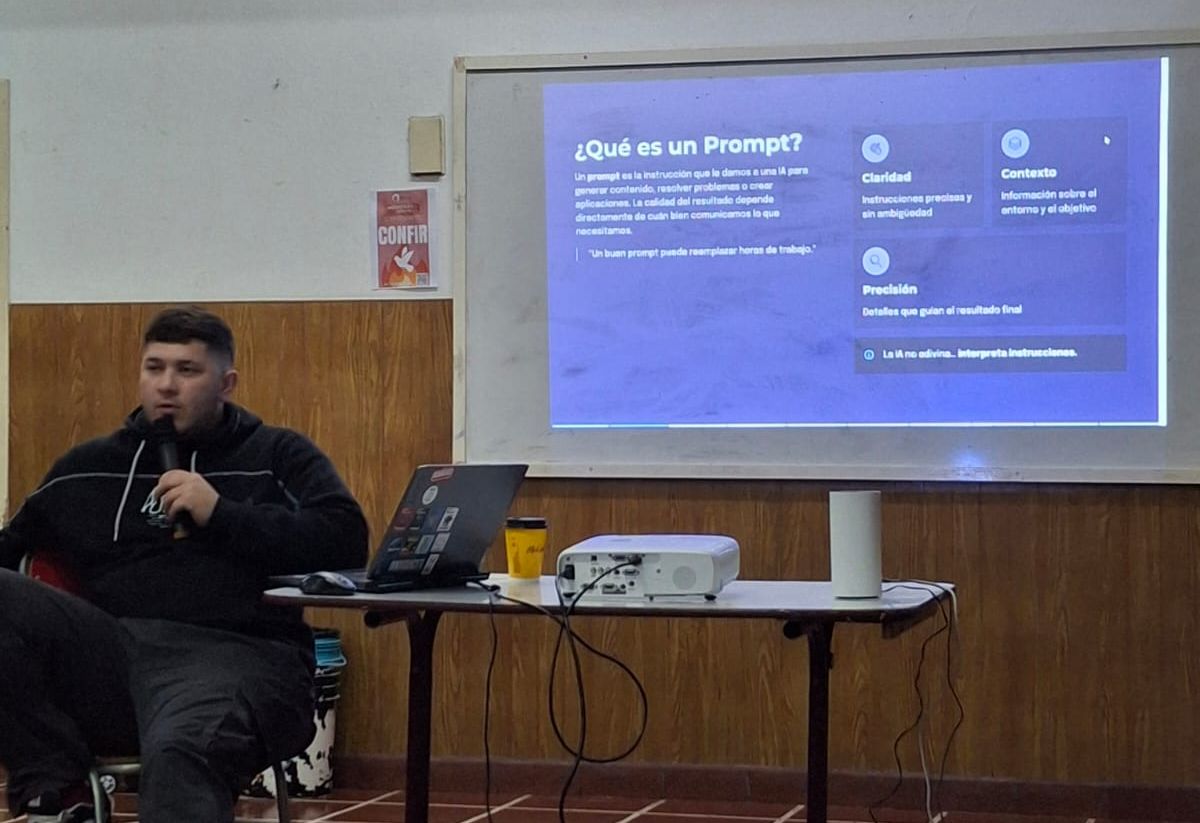 estudiantes - computadoras - tecnologías - talleres- innovación educativa
