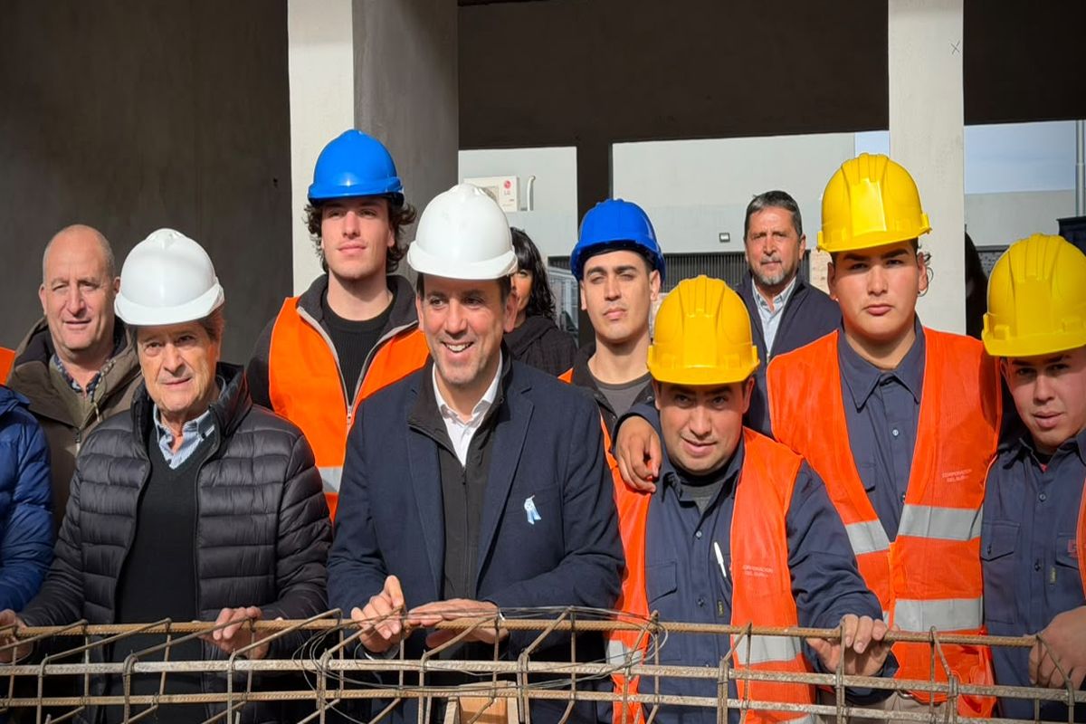 trabajadores de la construcción- estudiantes- autoridad escolar