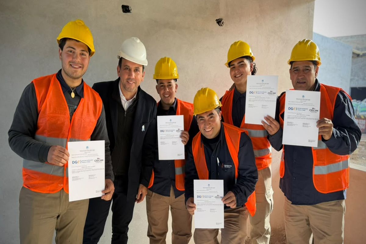 Obreros estudiantes con certificados en mano