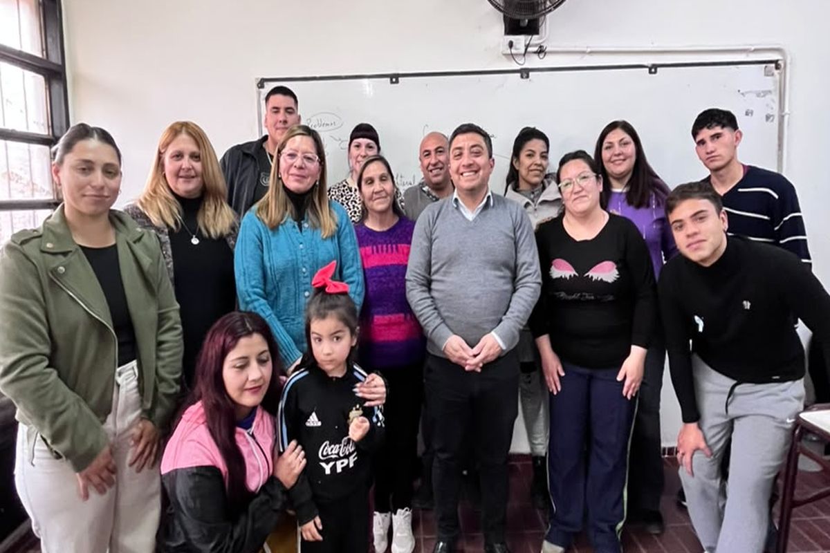 Estudiantes- docente-aula- actividad gastronómica- autoridades escolares
