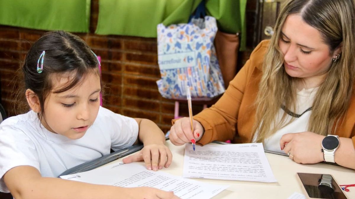 docente y estudiante en clases