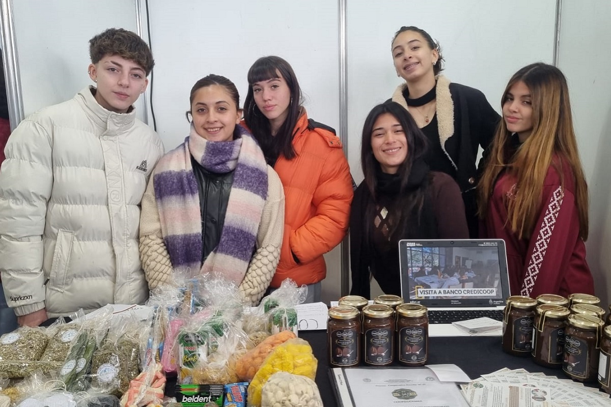 cooperativas-escolares estudiantes - mesa con conservas caseras y alimentos