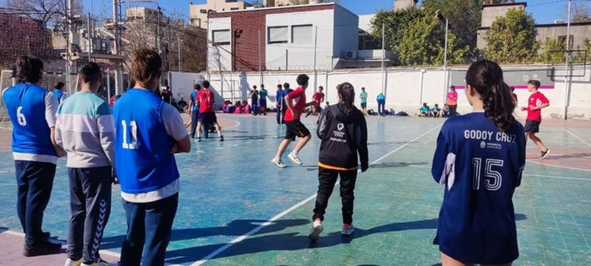 estudiantes haciendo deporte en una cancha