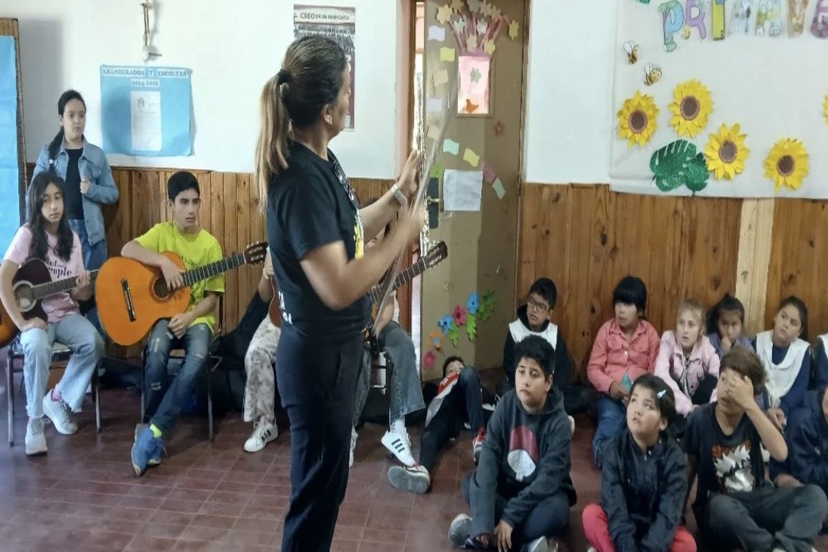 estudiantes y profesora de canto en el aula
