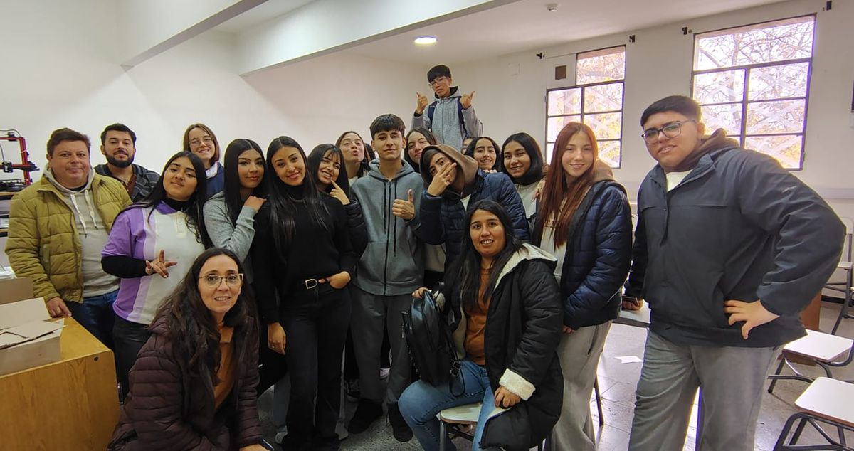 estudiantes y docentes en aula escolar