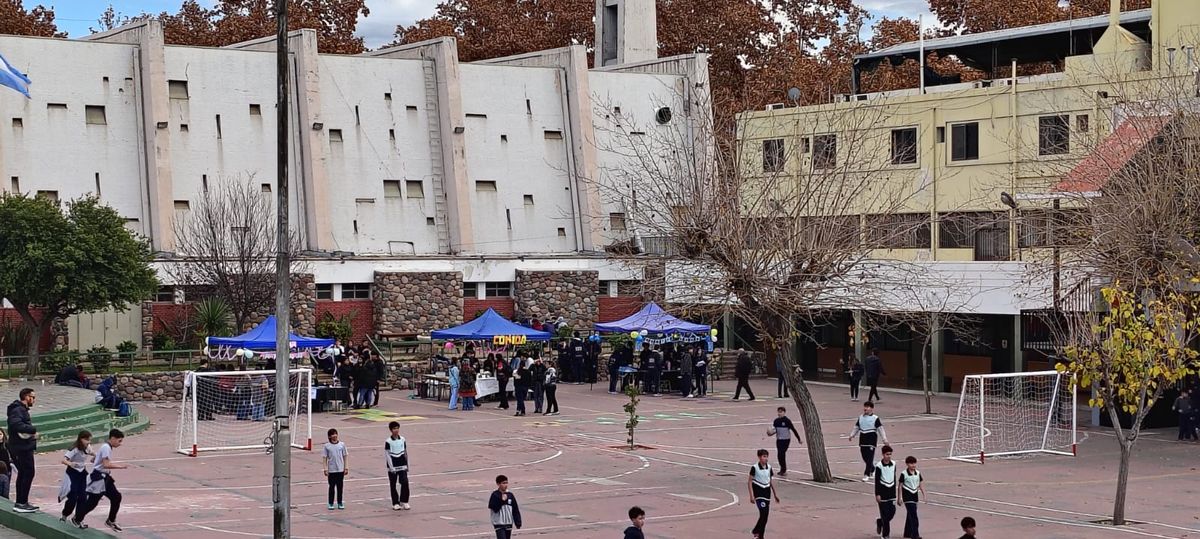 estudiantes en patio escolar