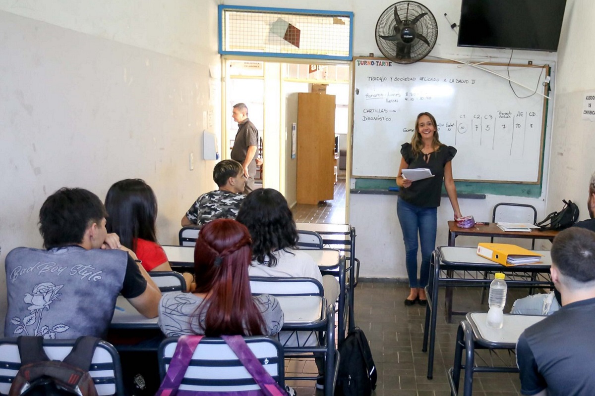 estudiantes- docente-aula- clase