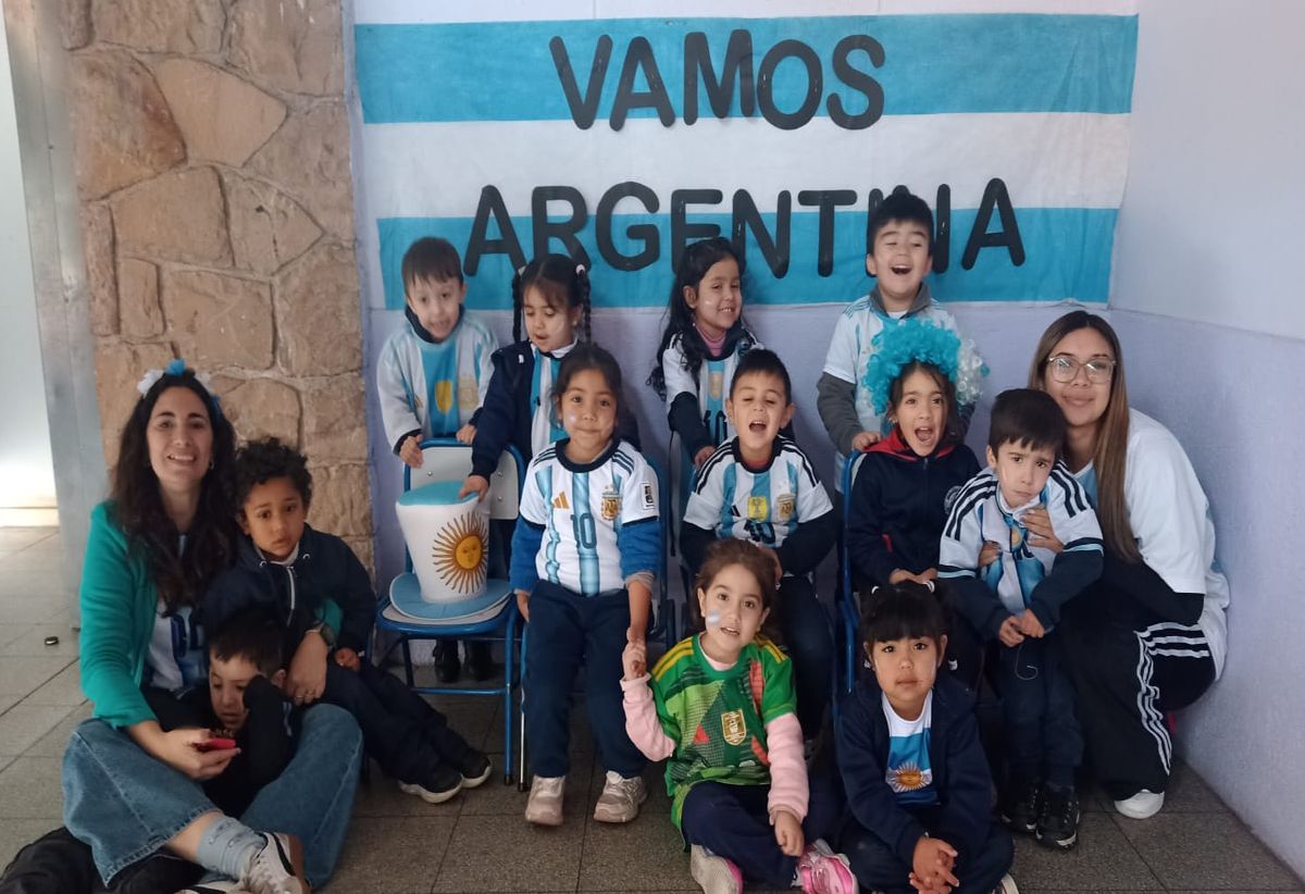 estudiantes junto a sus docentes, trabajaron con los colores que representan nuestra identidad