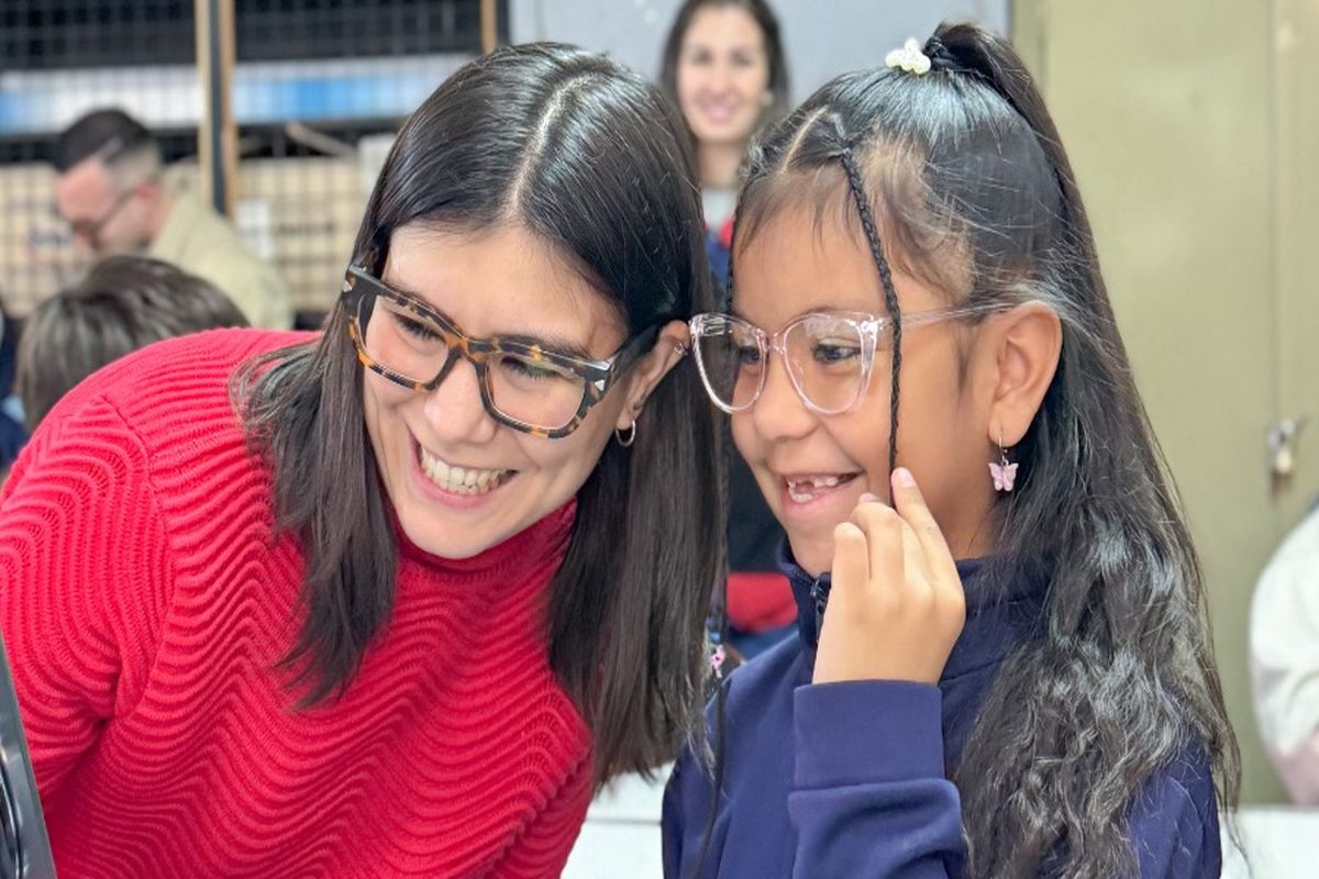 estudiantes recibiendo anteojos