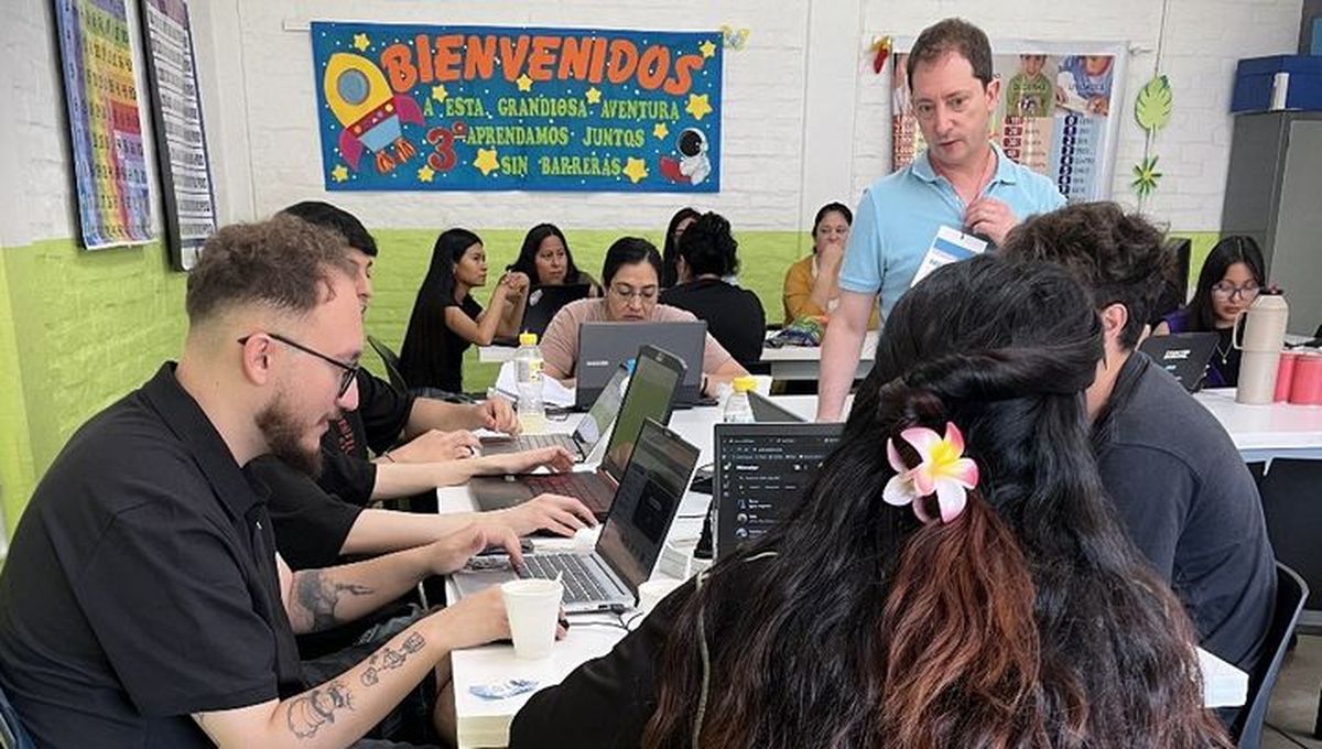 Hackathon EduTech- estudiantes- computadoras -aula