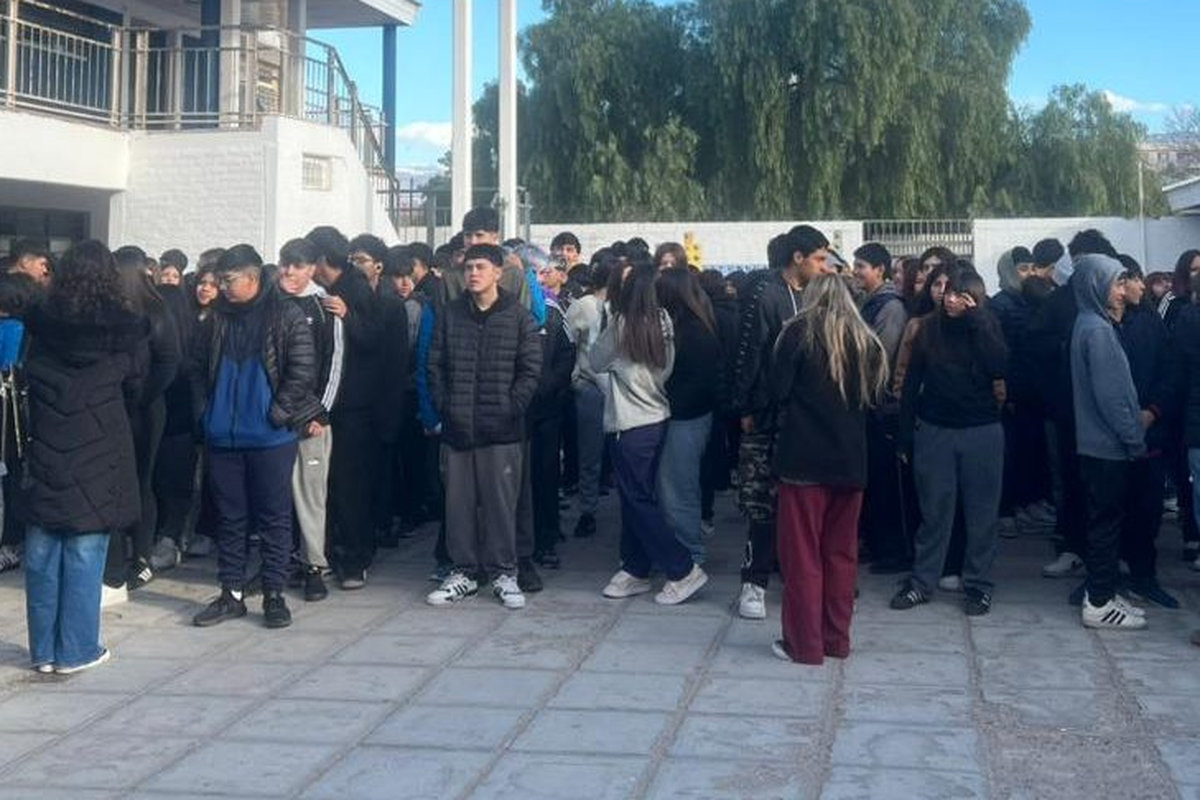 estudiantes en el patio escolar