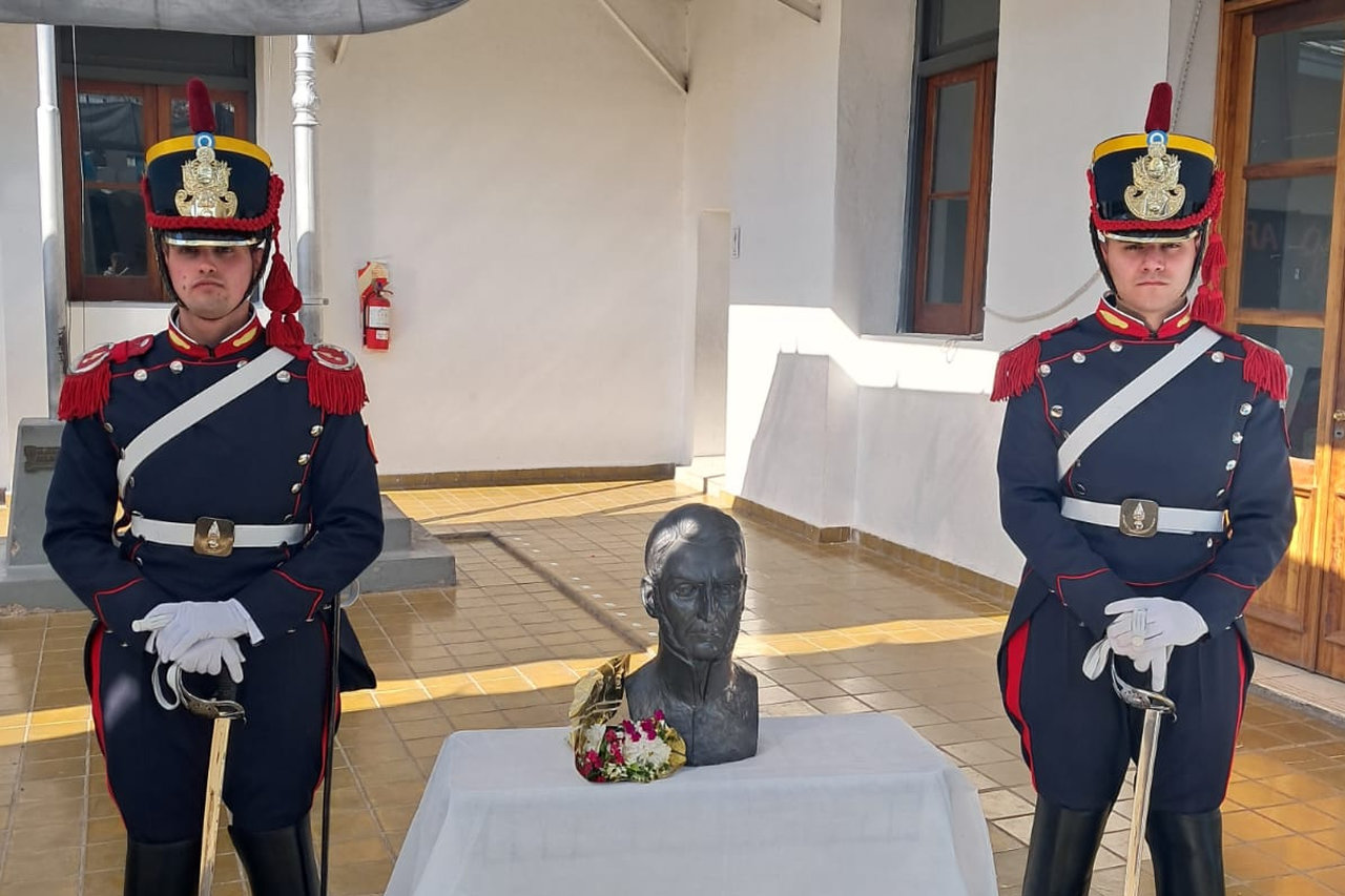 Portal Educativo DGE Gobierno de Mendoza Estudiantes-en-acto-escolar-banda-militar-abanderado-y-escoltas-soldados-patio-de-escuela.