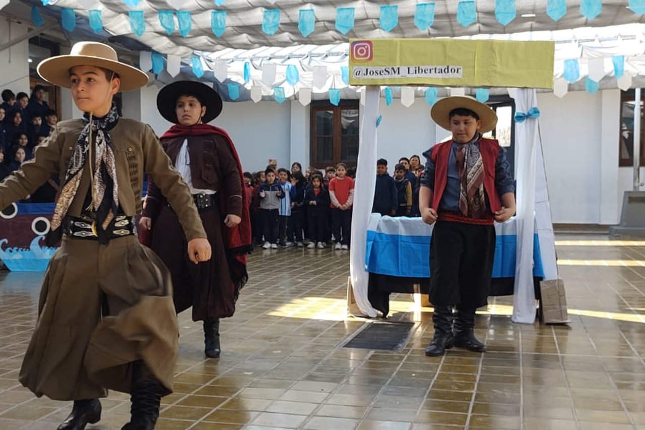 Portal Educativo DGE Gobierno de Mendoza Estudiantes-en-acto-escolar-banda-militar-abanderado-y-escoltas-soldados-patio-de-escuela.