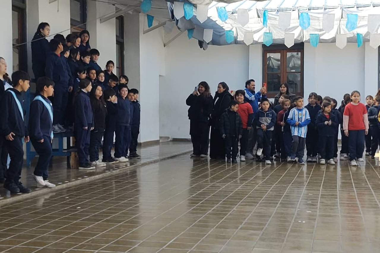 Portal Educativo DGE Gobierno de Mendoza Estudiantes-en-acto-escolar-banda-militar-abanderado-y-escoltas-soldados-patio-de-escuela.