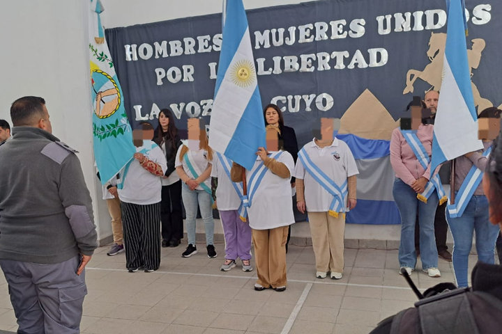 Portal Educativo DGE Gobierno de Mendoza abanderados y escoltas portando la bandera de ceremonias