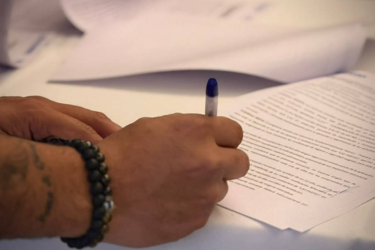 mano escribiendo
