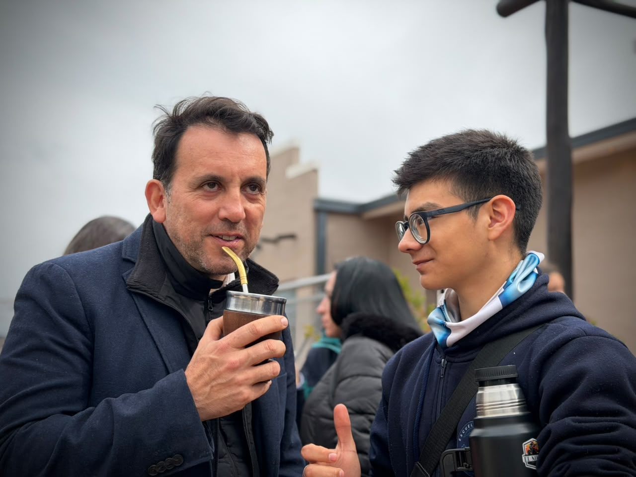 Portal Educativo DGE Gobierno de Mendoza García Zalazar toma mate con un estudiante