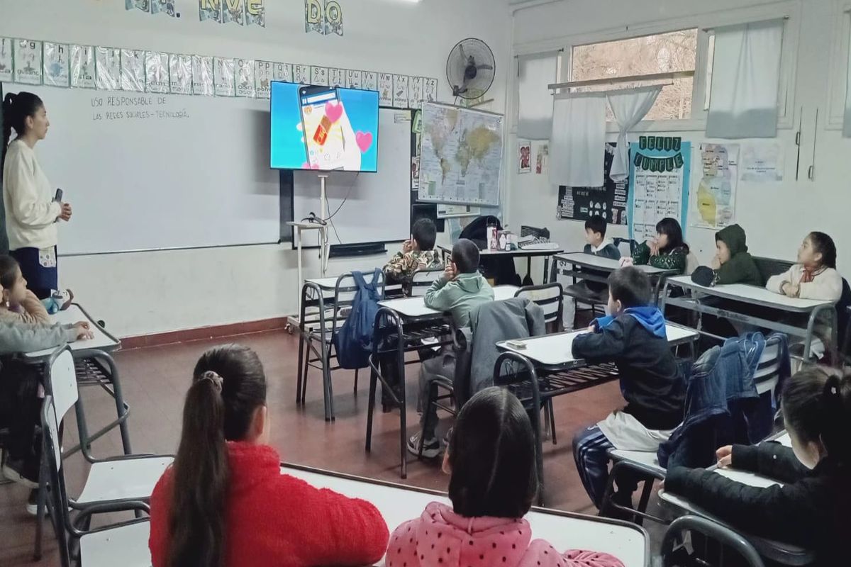 La Escuela Vicente Gil dijo presente en la jornada contra el grooming- estudiantes en actividad escolar en el aula